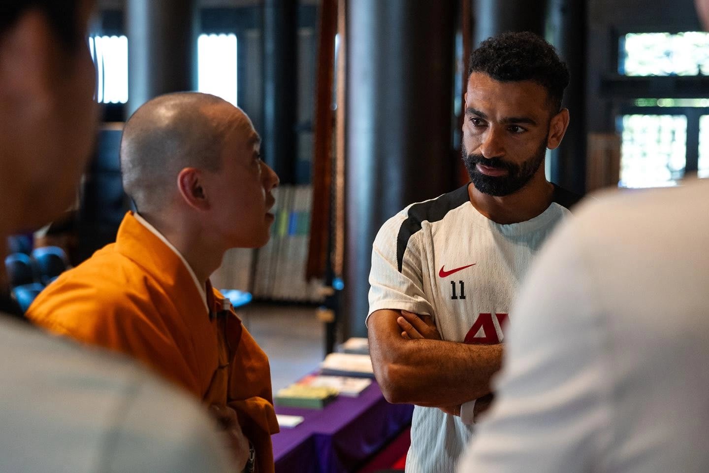 محمد صلاح يتأمل في قلب معبد بوذي بطوكيو